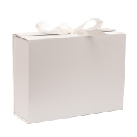Подарункова коробка Uno White 24 х 18 х 8 см на магнітах із стрічкою, Біла