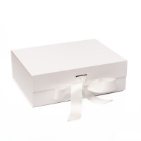 Подарункова коробка Uno White 24 х 18 х 8 см на магнітах із стрічкою, Біла