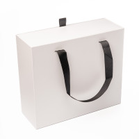 Подарункова коробка Primo White 23 х 20 х 8,5 см з ручками, Біла