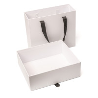 Подарункова коробка Primo White 23 х 20 х 8,5 см з ручками, Біла