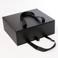 Подарункова коробка Primo Black 23 х 20 х 8,5 см з ручками, Чорна