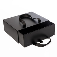 Подарункова коробка Primo Black 23 х 20 х 8,5 см з ручками, Чорна
