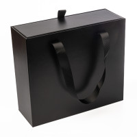 Подарункова коробка Primo Black 23 х 20 х 8,5 см з ручками, Чорна